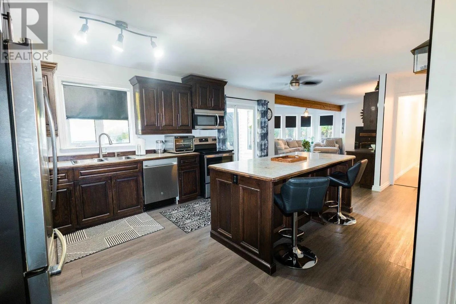 3882 Hamilton DR