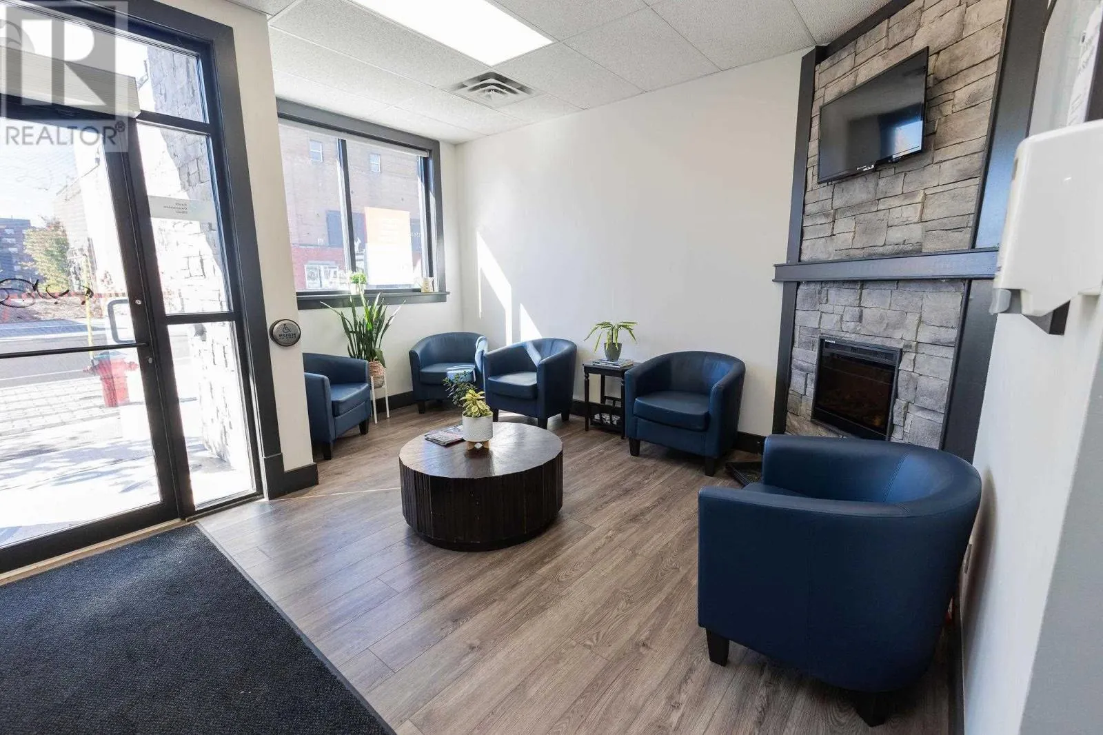 644 Queen ST W