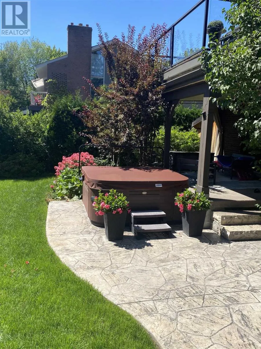 471 MacDonald AVE