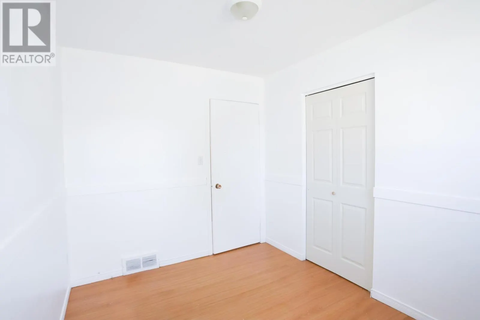 19 MacMurray AVE
