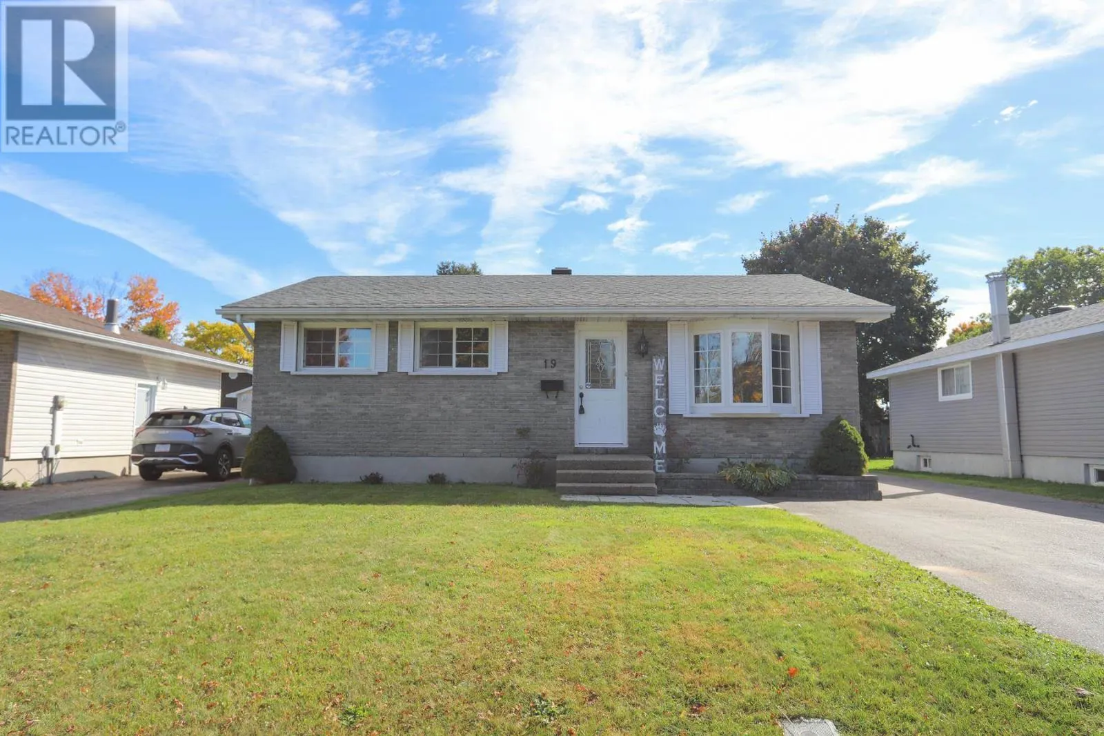 19 MacMurray AVE