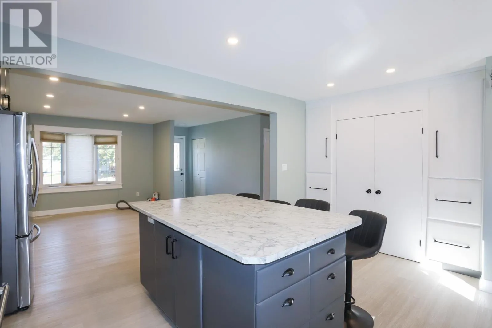 19 MacMurray AVE