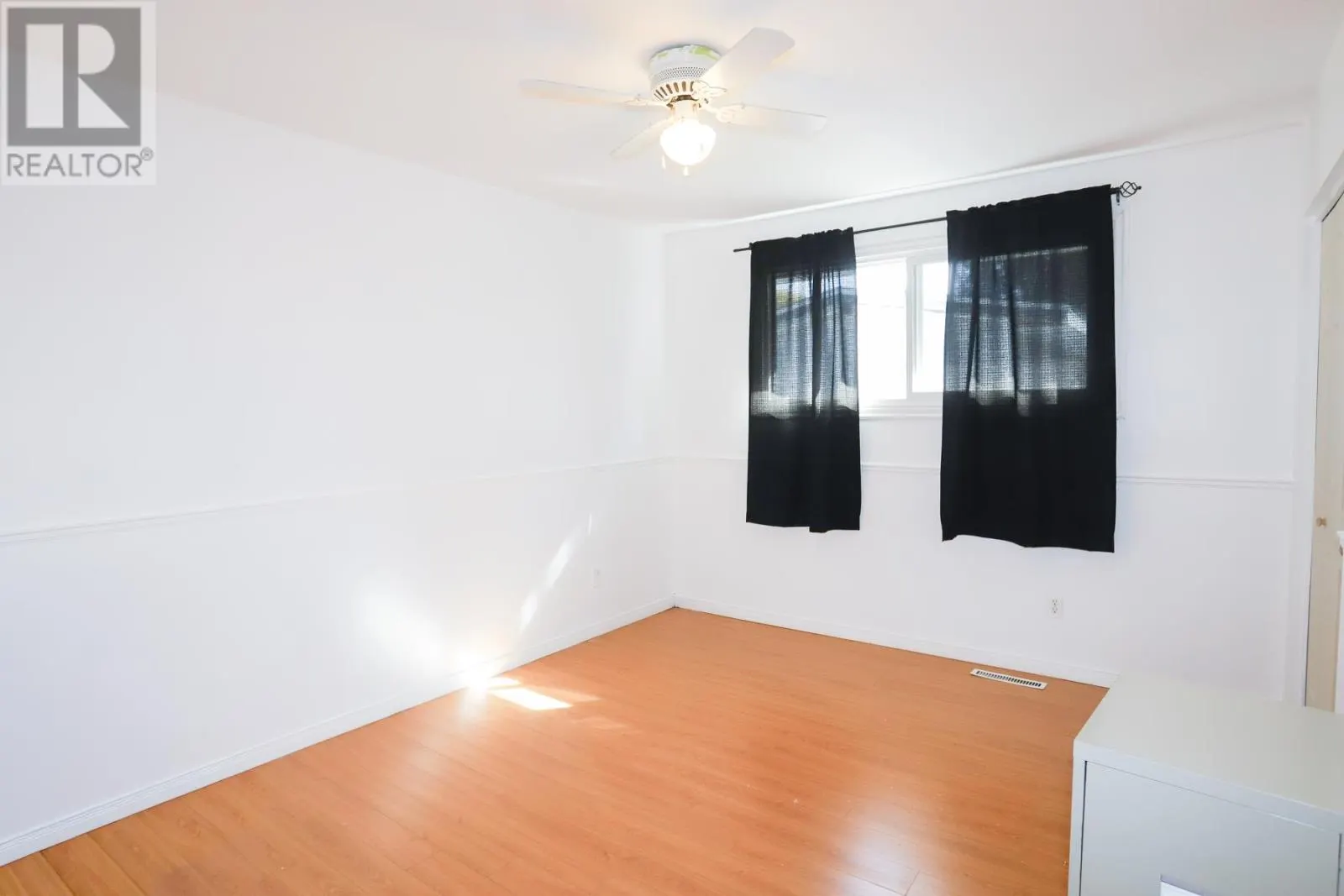 19 MacMurray AVE
