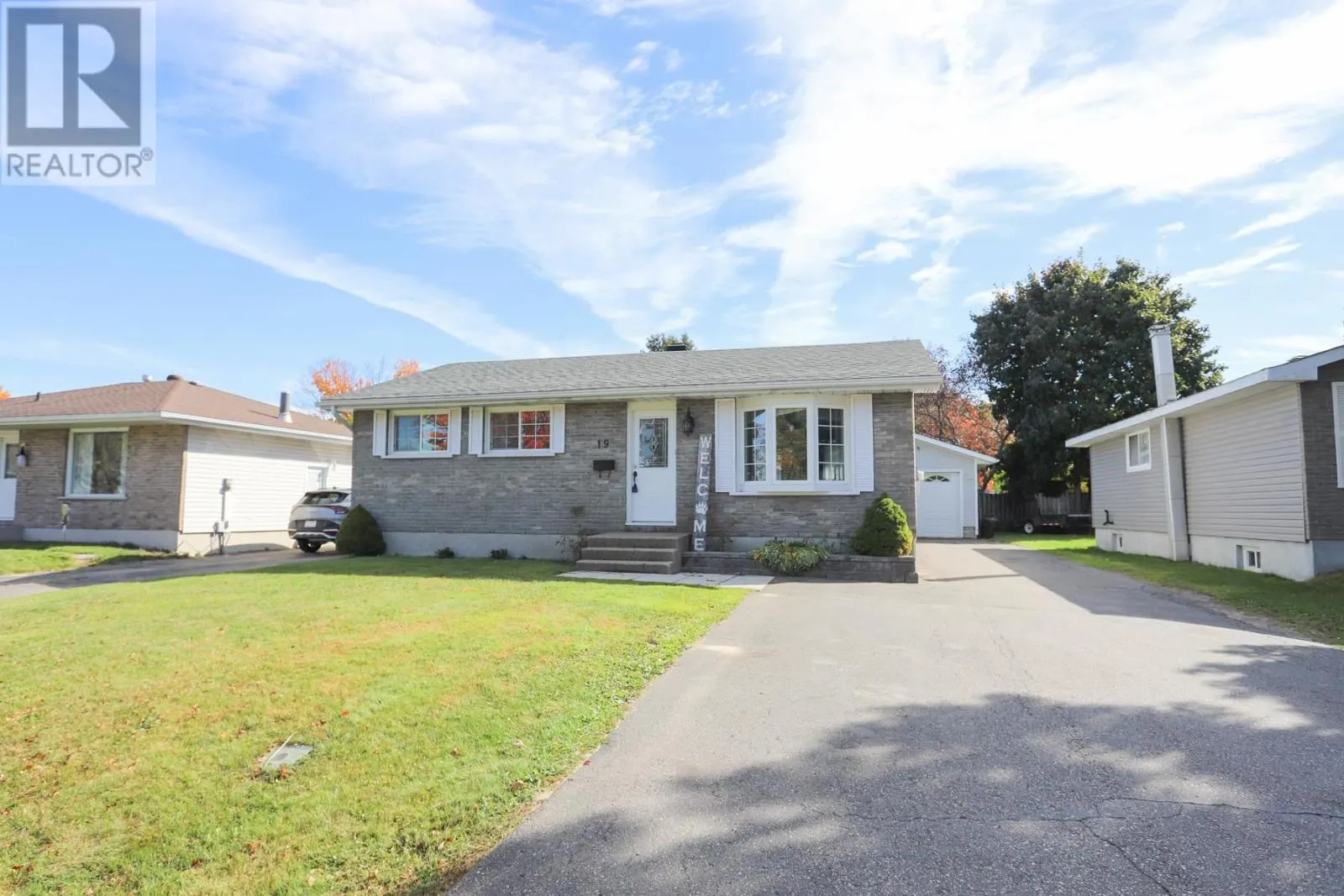 19 MacMurray AVE