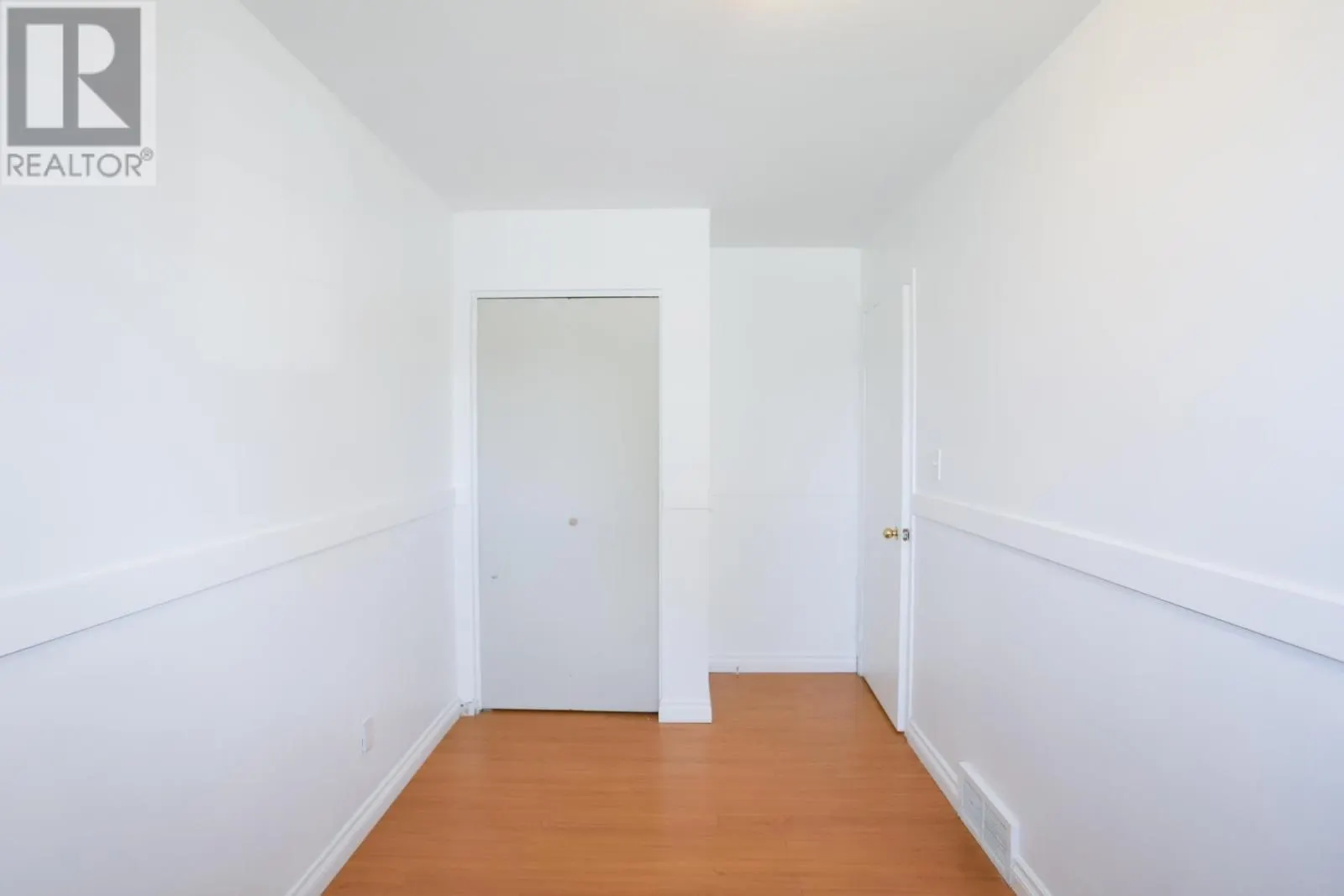 19 MacMurray AVE