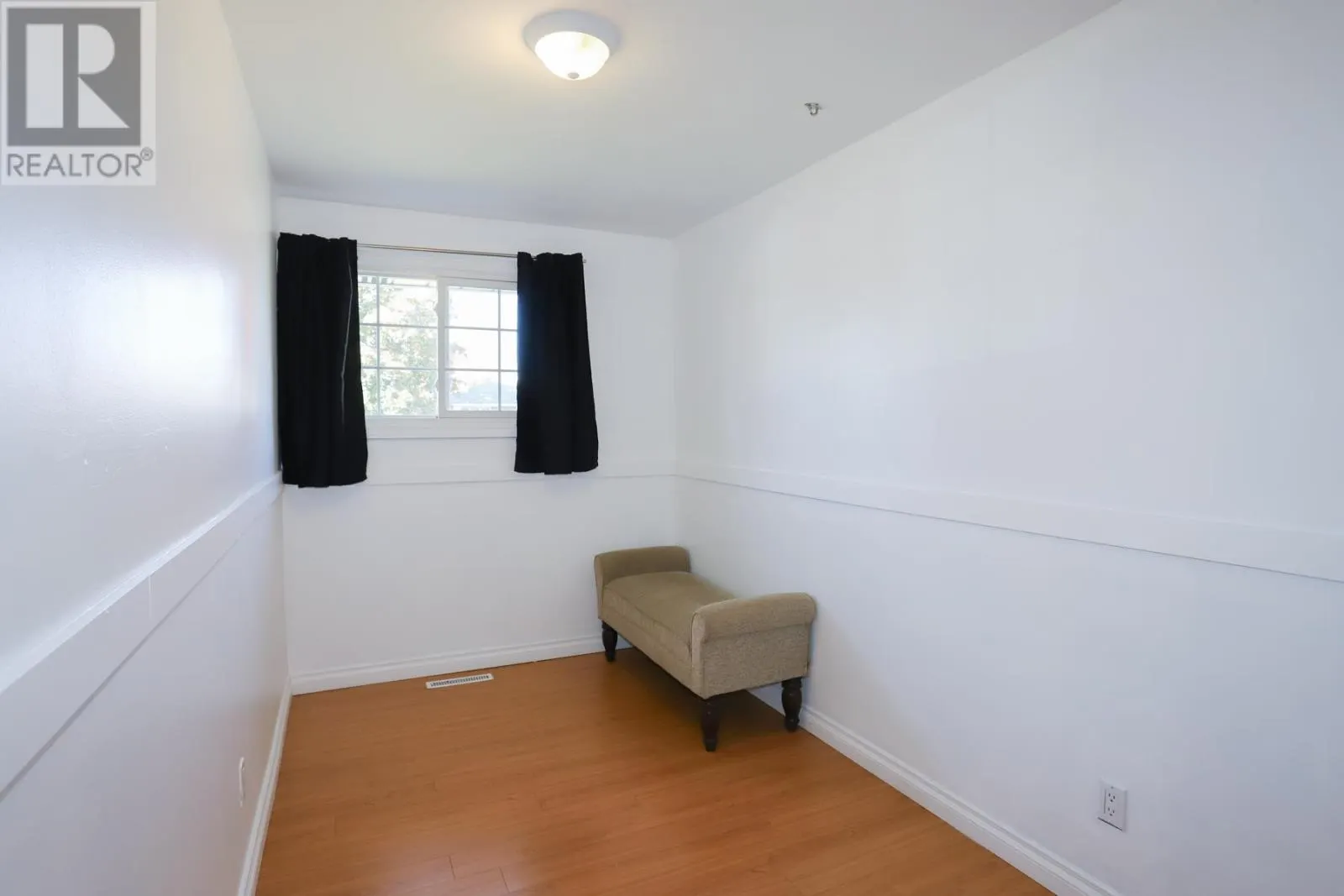19 MacMurray AVE