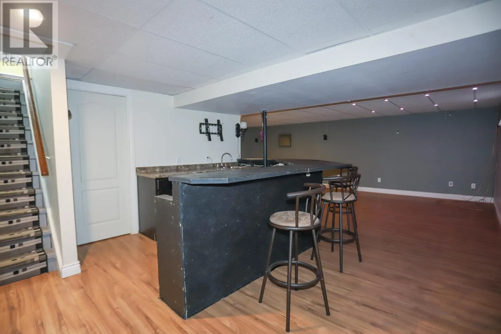 19 MacMurray AVE