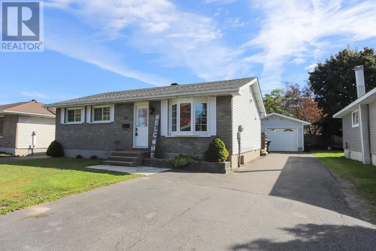 19 MacMurray AVE