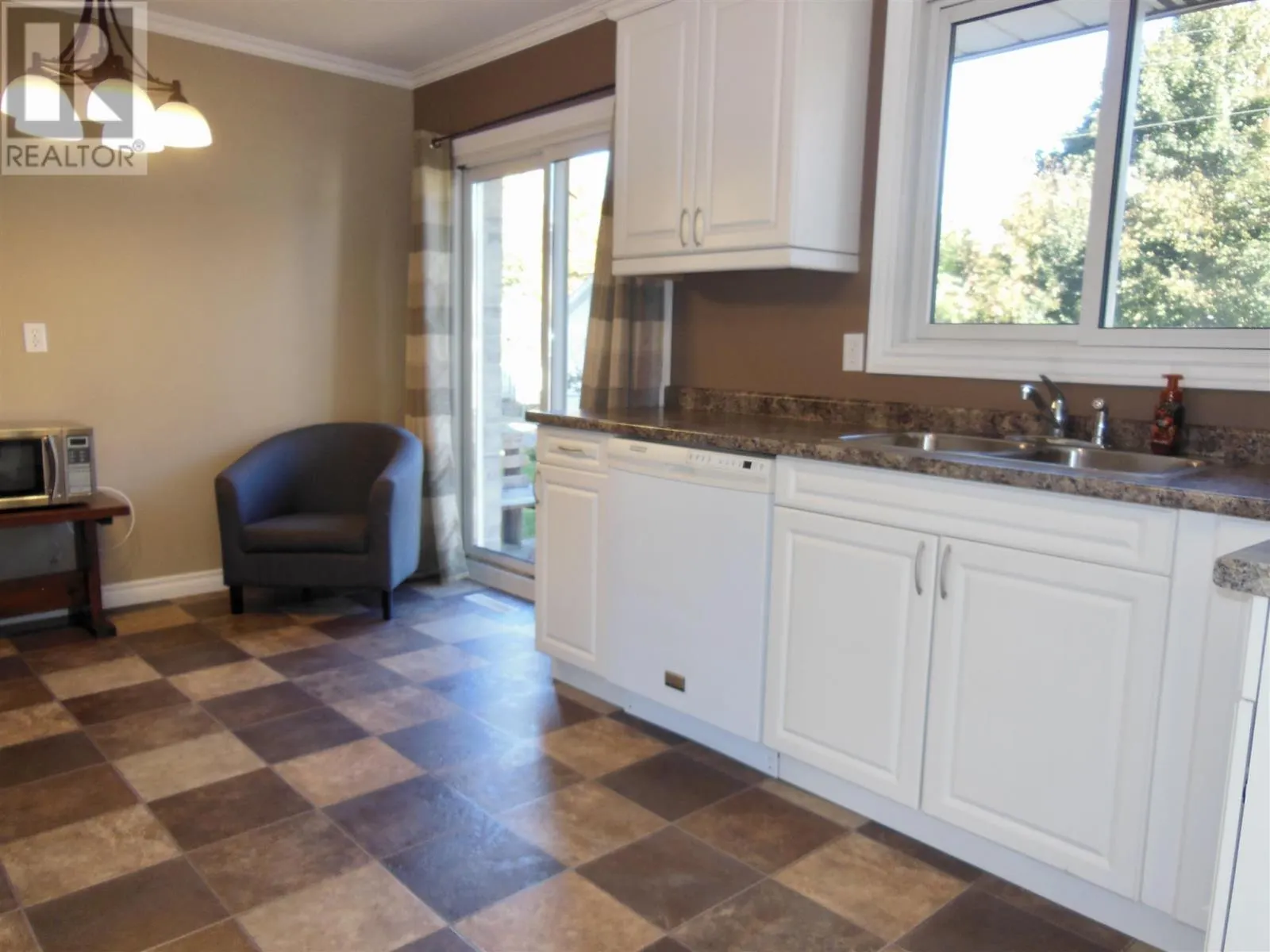 21 Ashgrove AVE