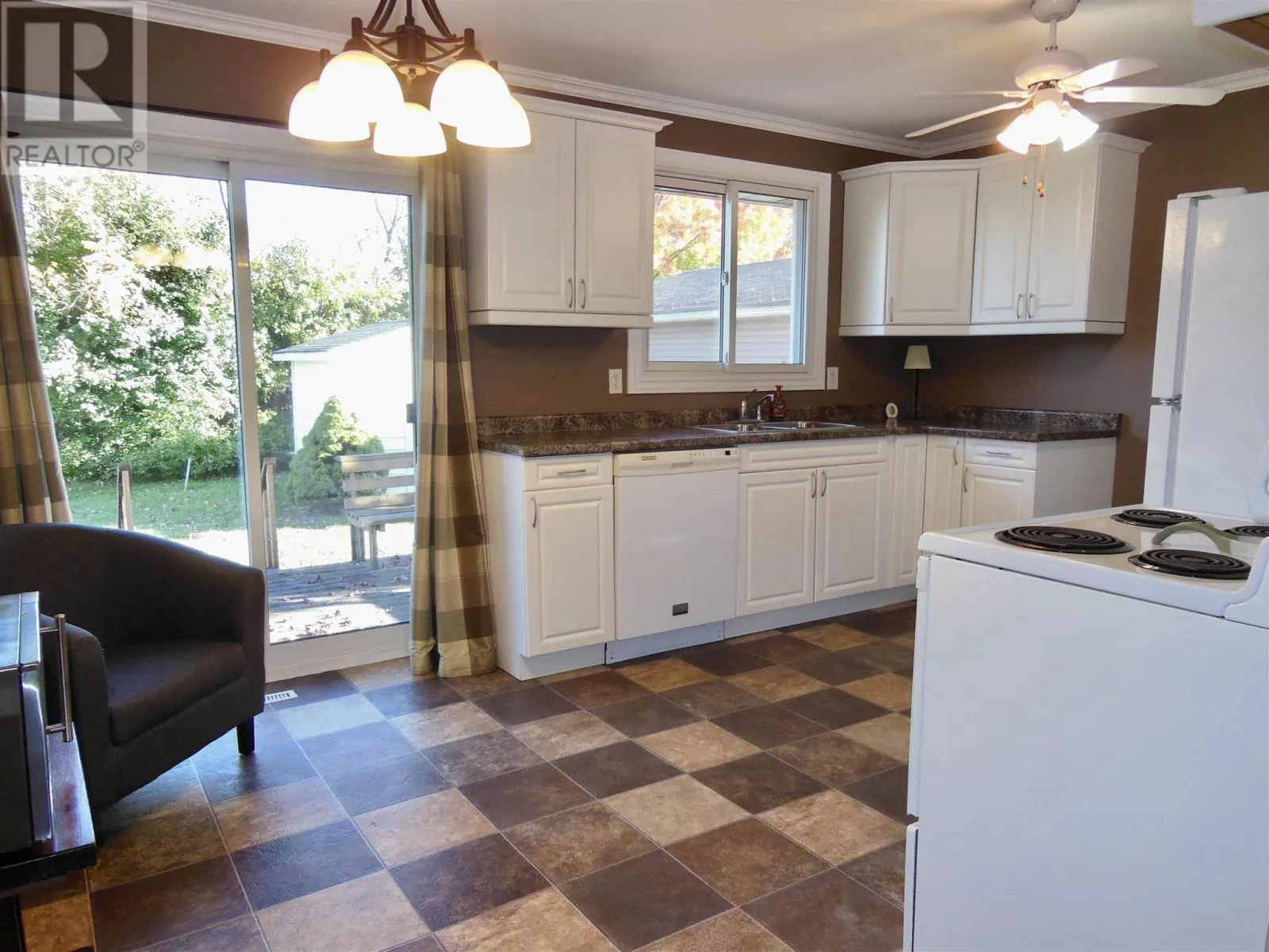 21 Ashgrove AVE