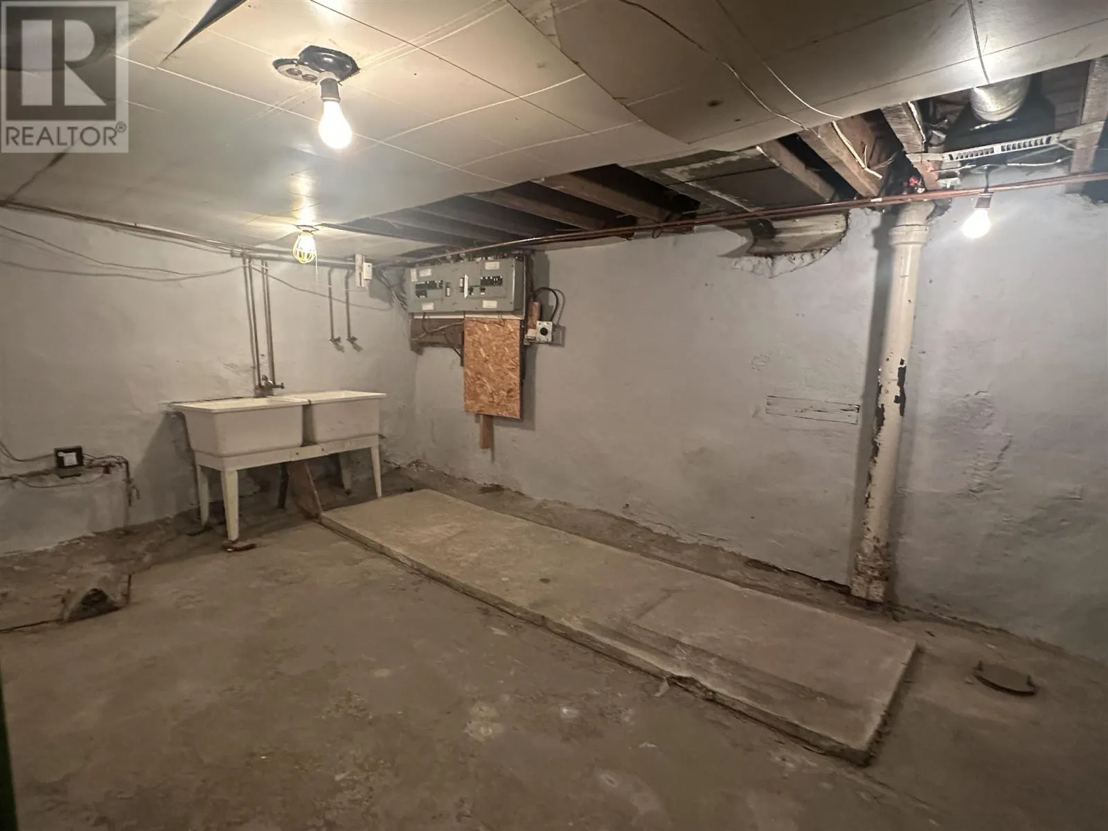 17 Abbott ST