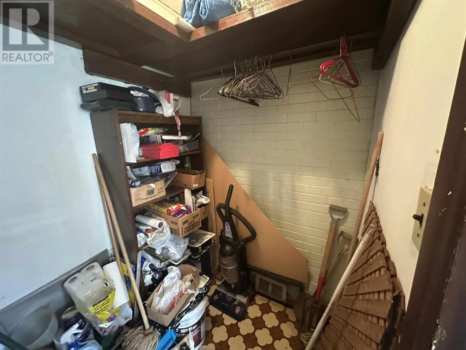 17 Abbott ST