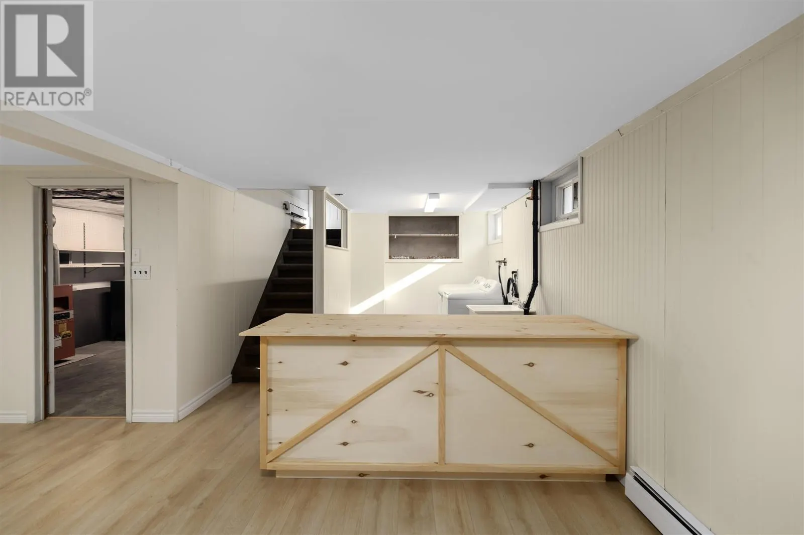 1573 Wellington ST E