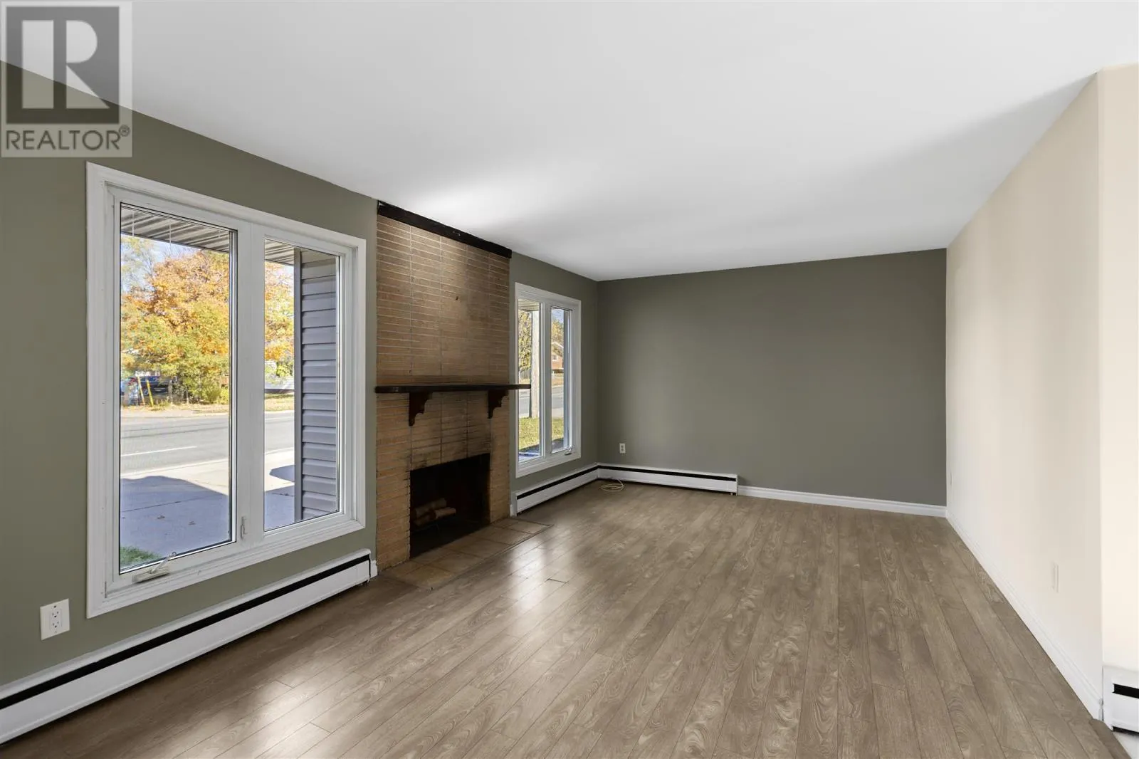 1573 Wellington ST E