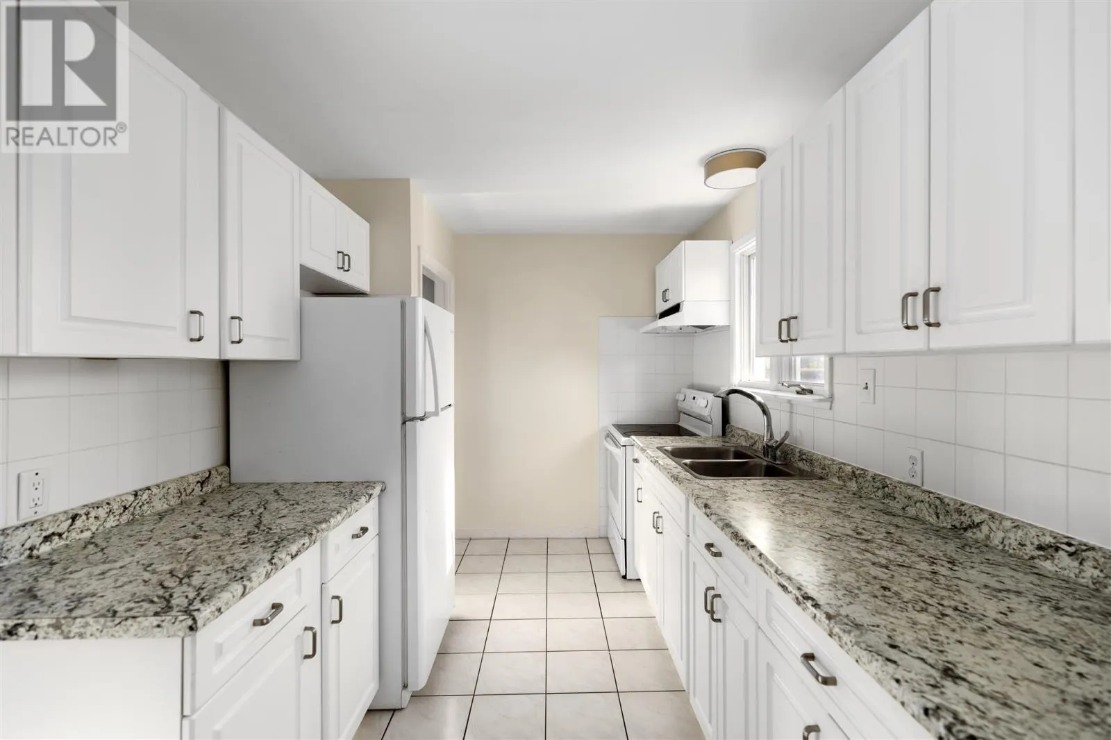 1573 Wellington ST E