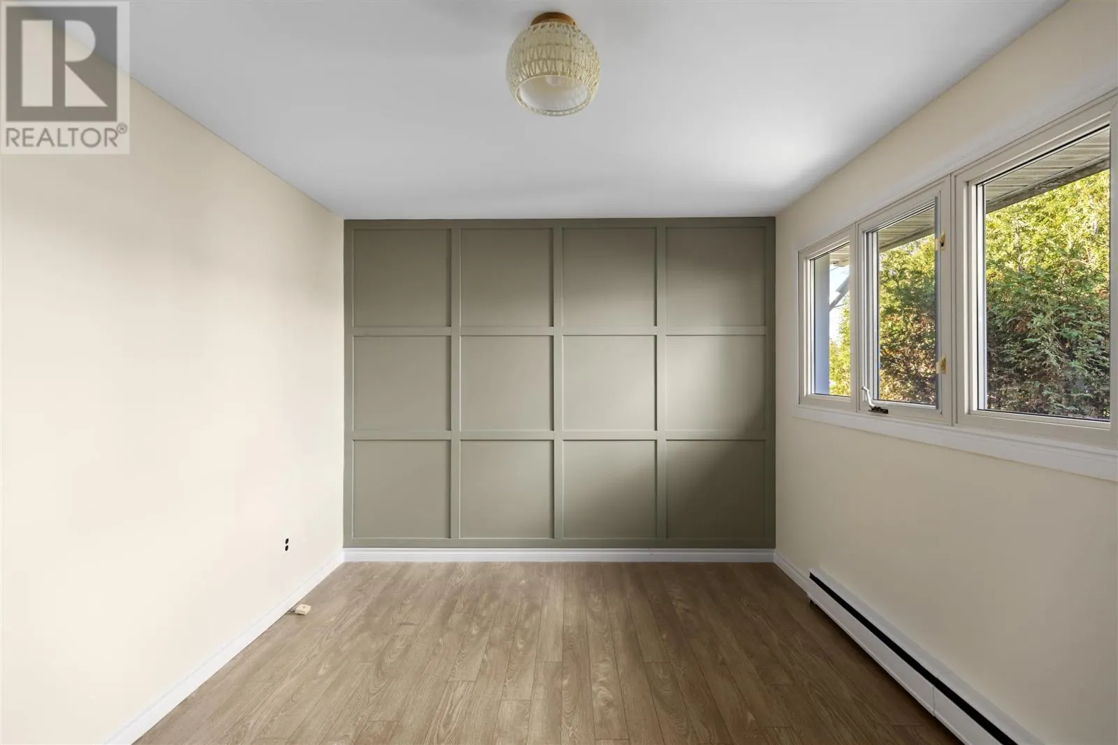 1573 Wellington ST E