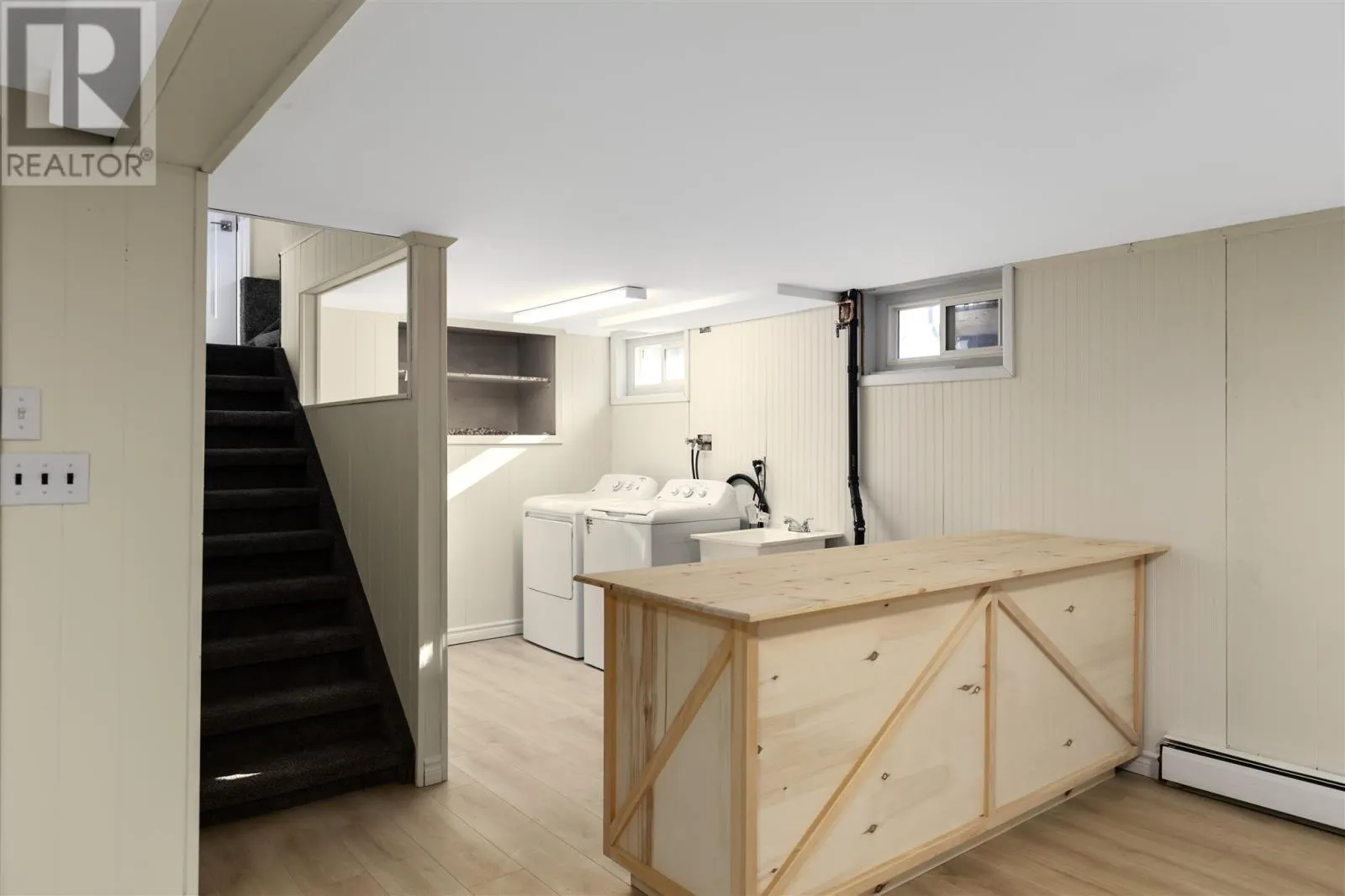 1573 Wellington ST E