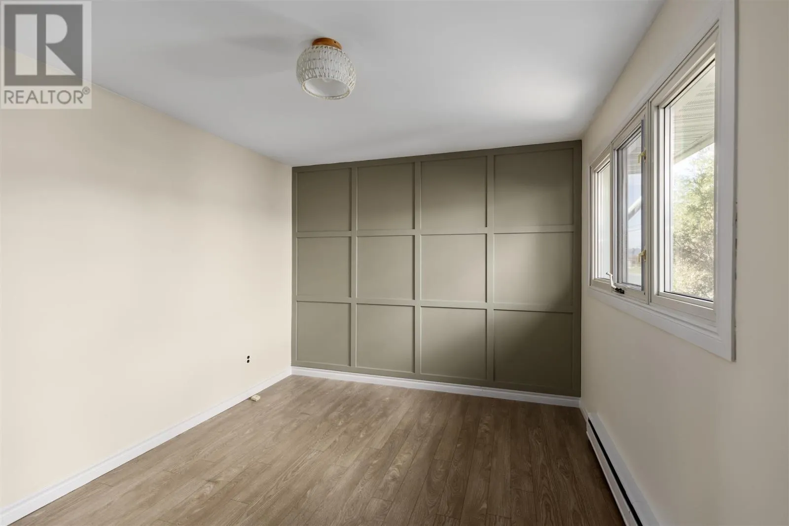 1573 Wellington ST E