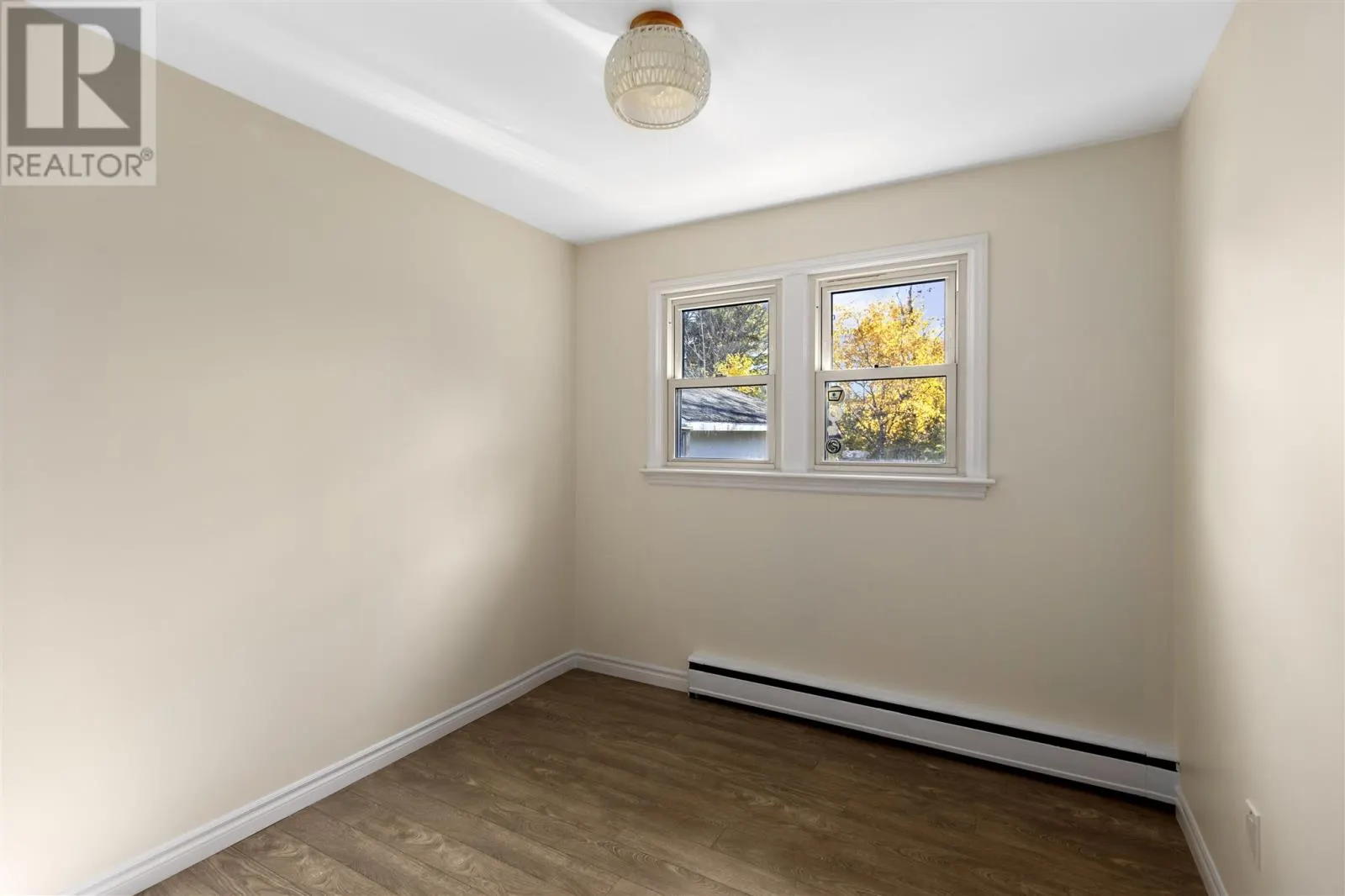 1573 Wellington ST E