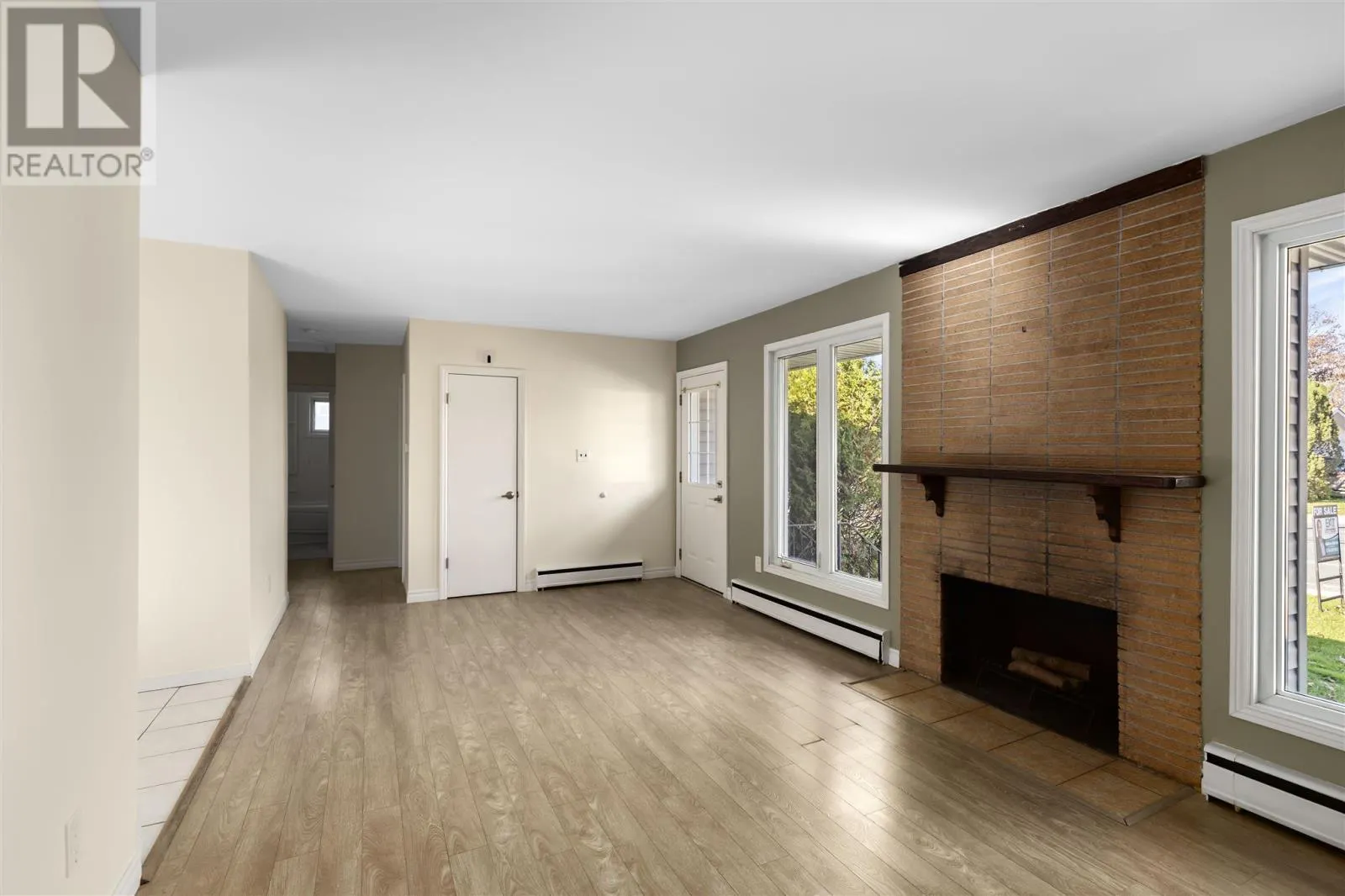 1573 Wellington ST E