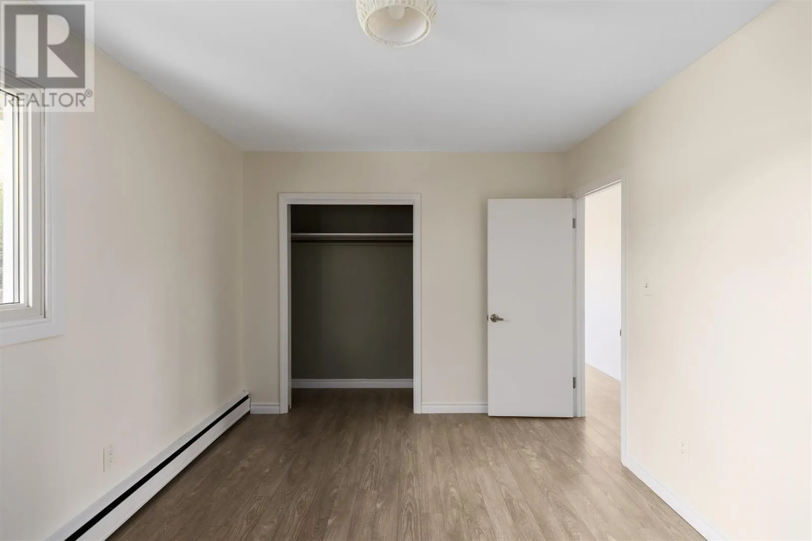 1573 Wellington ST E