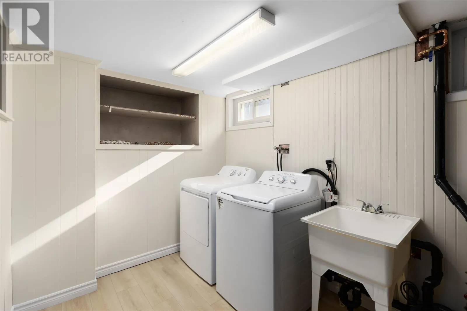 1573 Wellington ST E