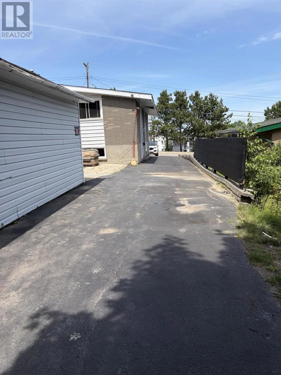 77 Hillside DR S