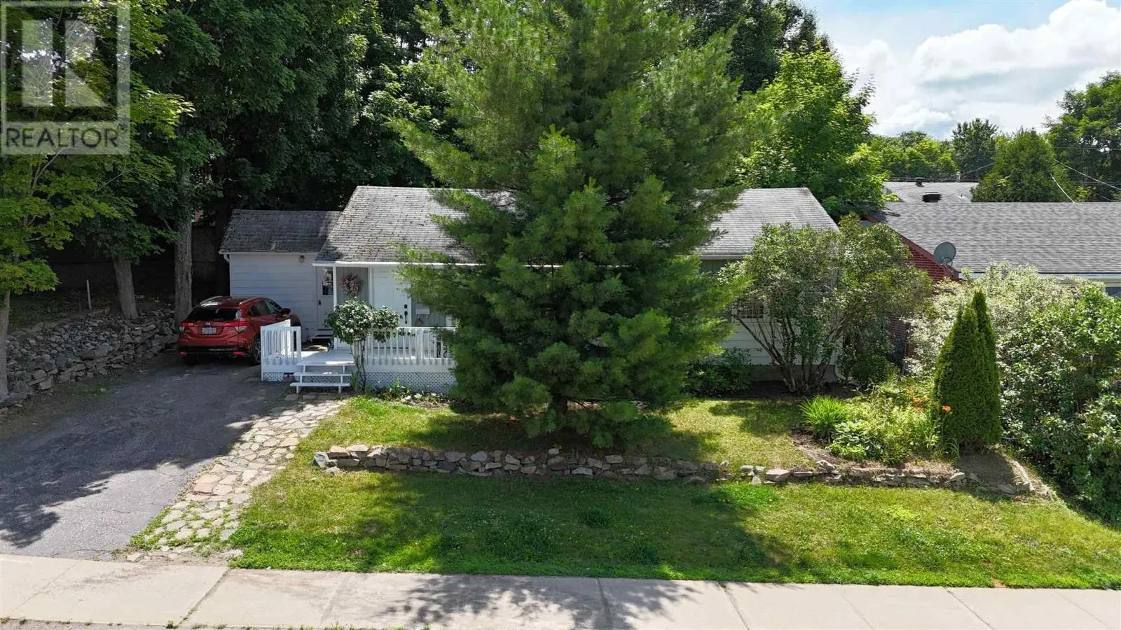 73 Hutchison AVE