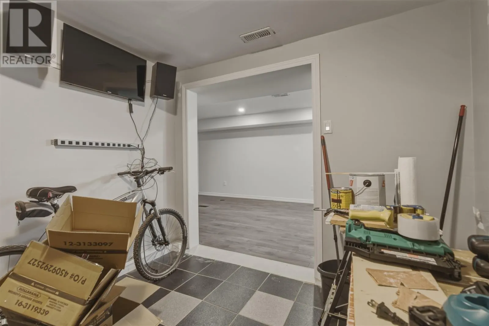 44 Axmith AVE