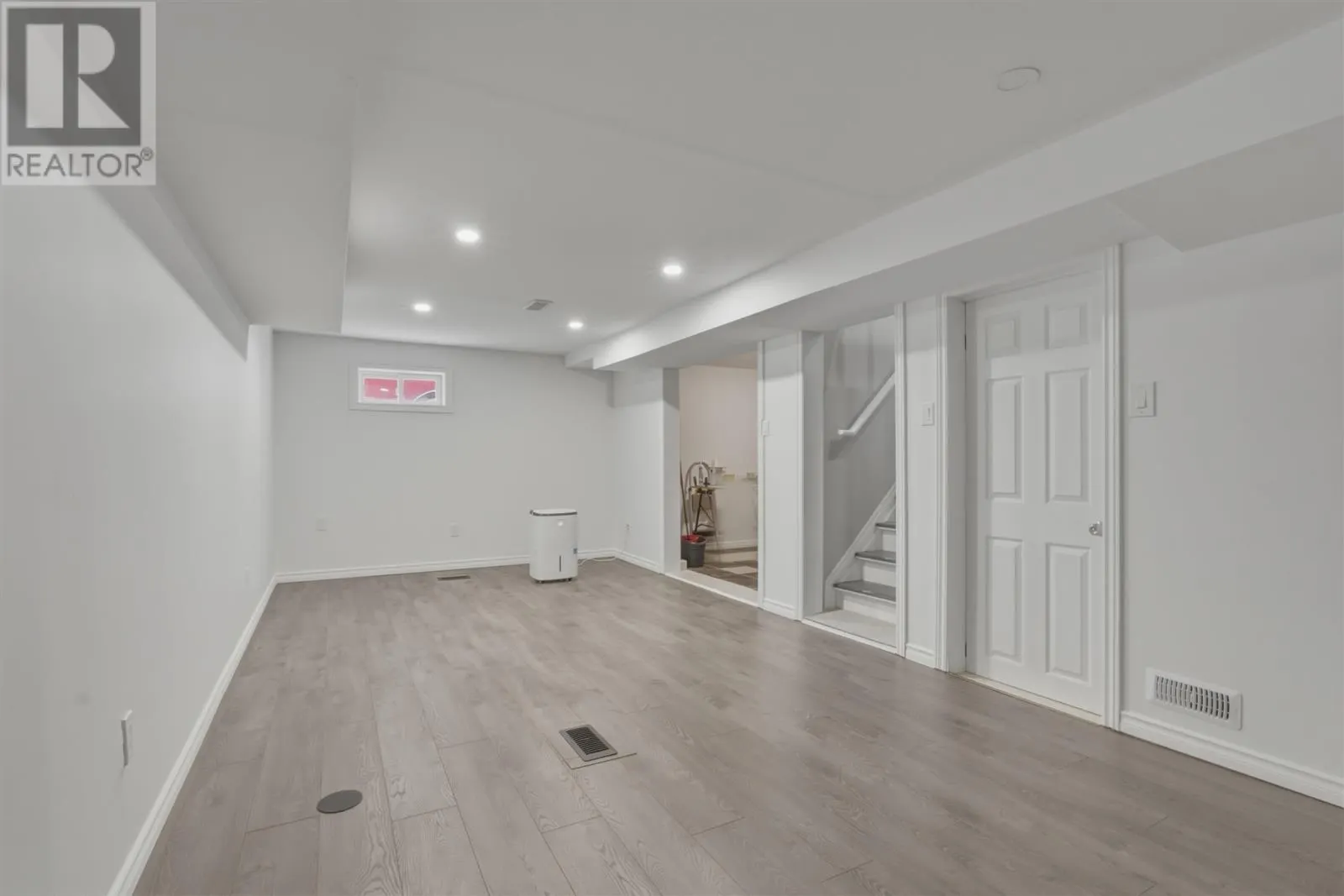 44 Axmith AVE