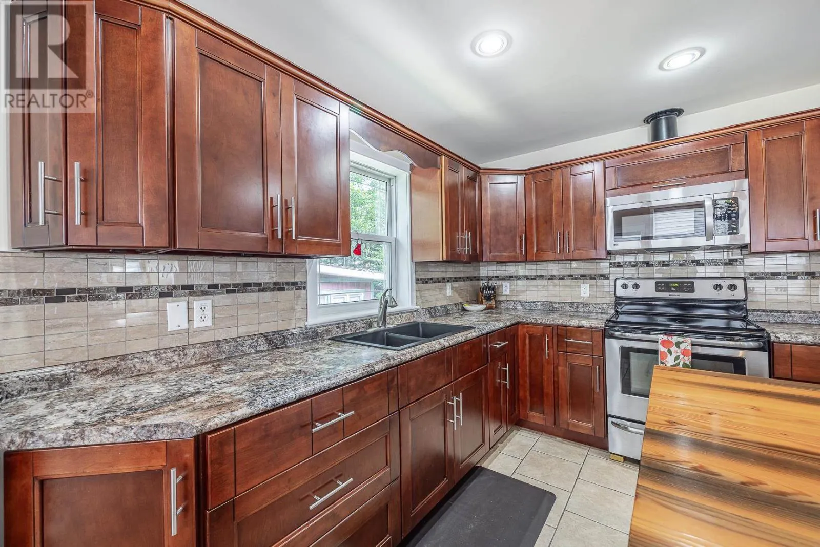 19 Finn's Bay RD S