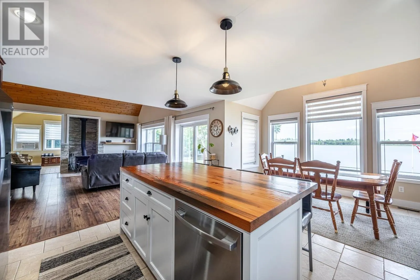 19 Finn's Bay RD S