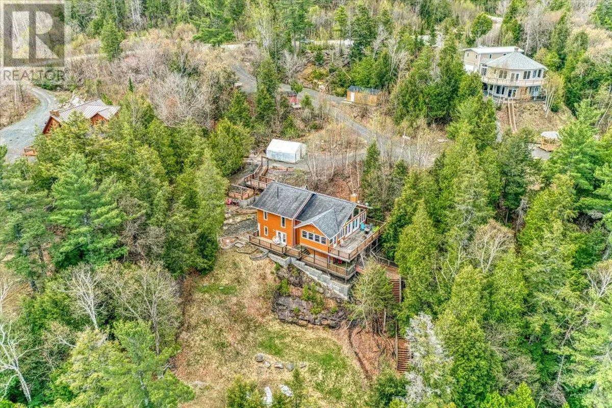 14 EVERGREEN LN