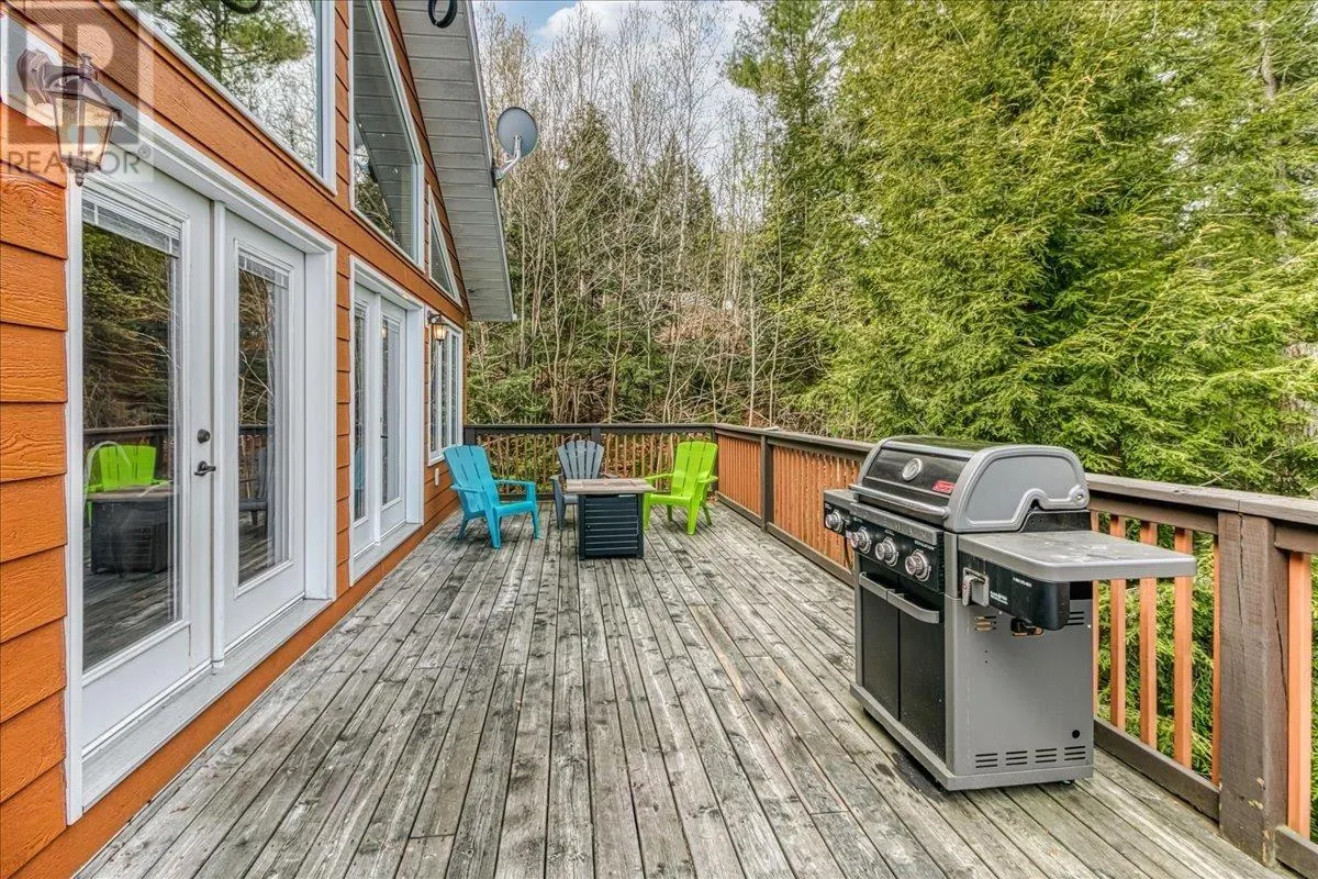 14 EVERGREEN LN