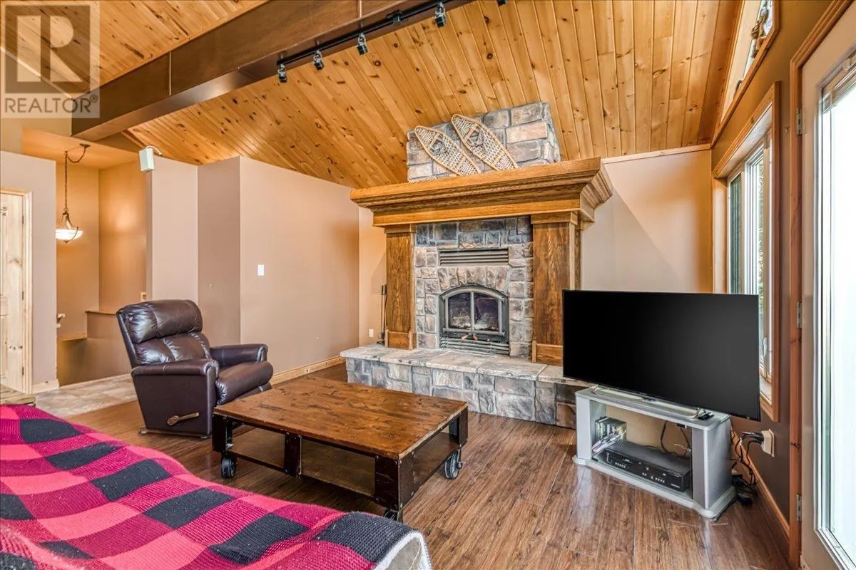 14 EVERGREEN LN