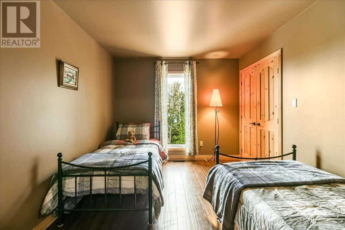 14 EVERGREEN LN