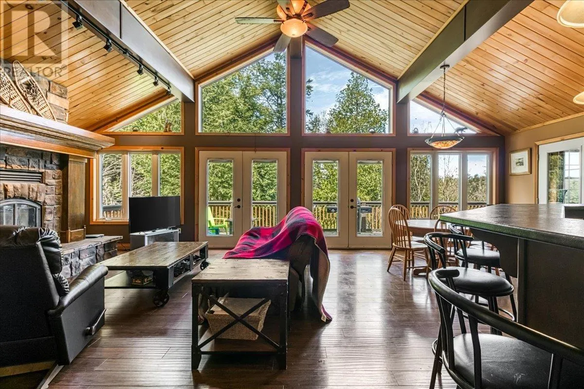 14 EVERGREEN LN