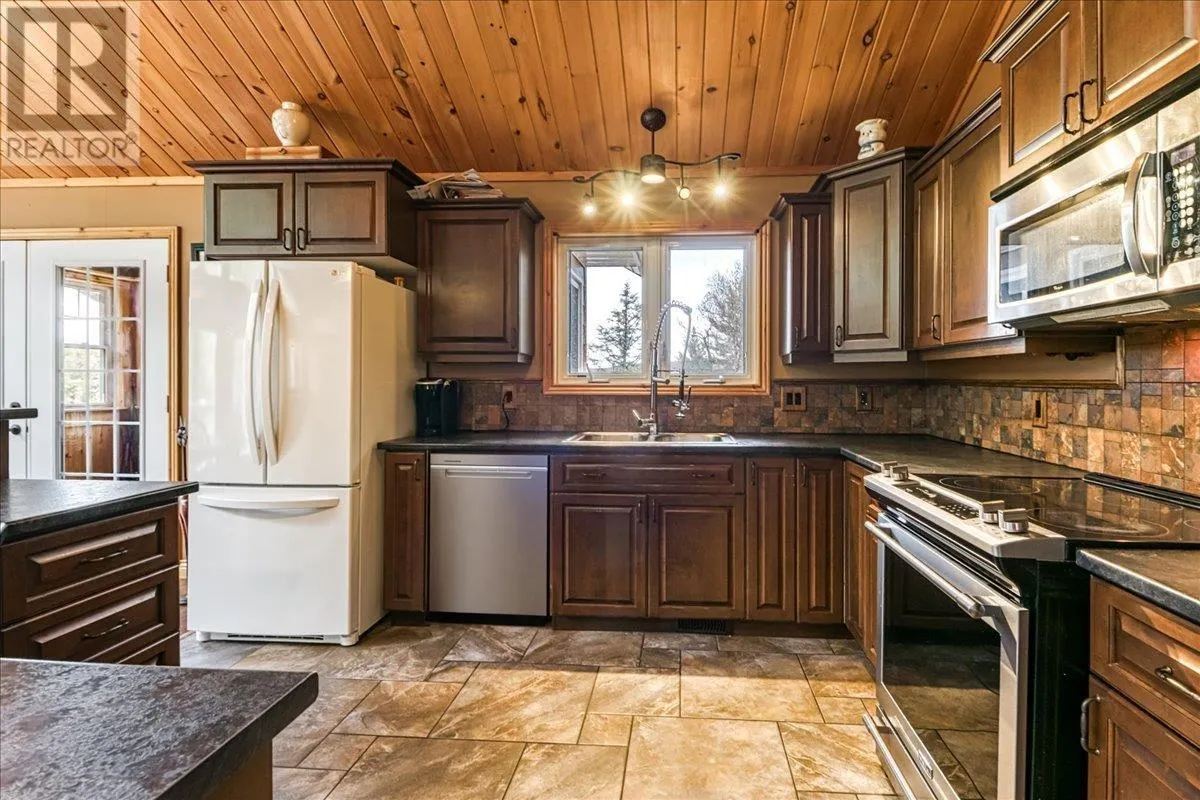 14 EVERGREEN LN