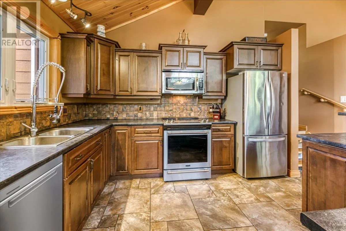 14 EVERGREEN LN