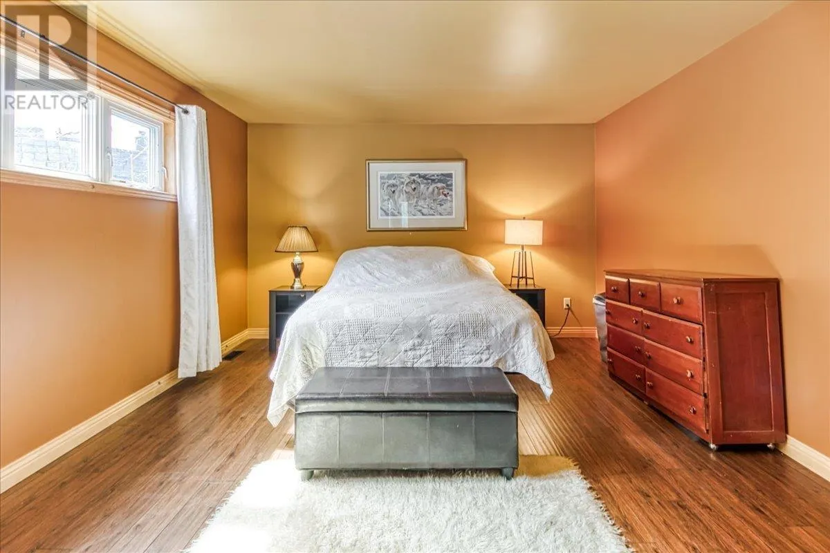 14 EVERGREEN LN