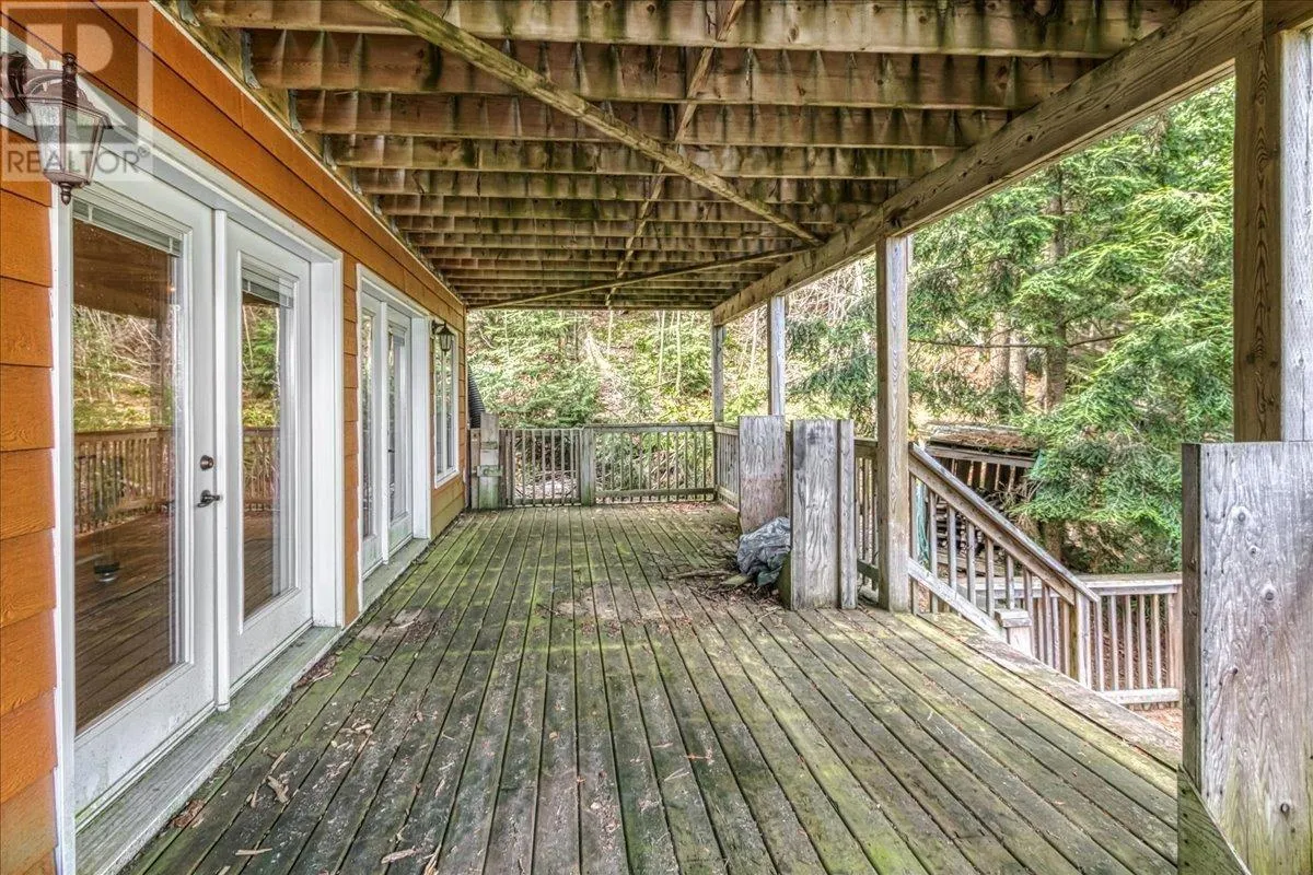 14 EVERGREEN LN