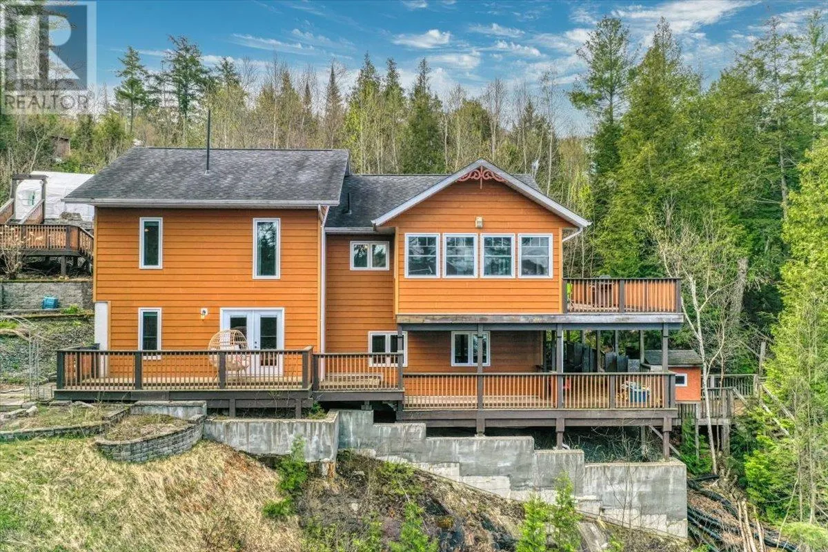 14 EVERGREEN LN