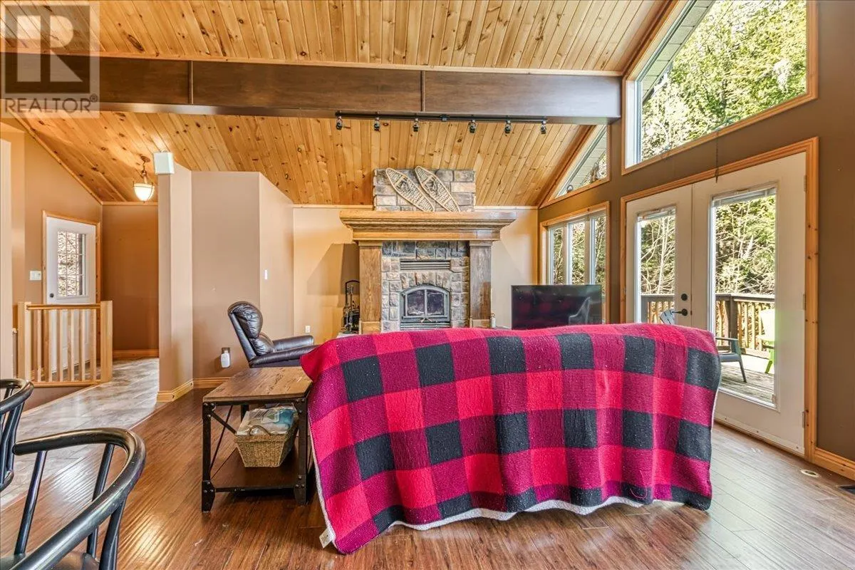 14 EVERGREEN LN