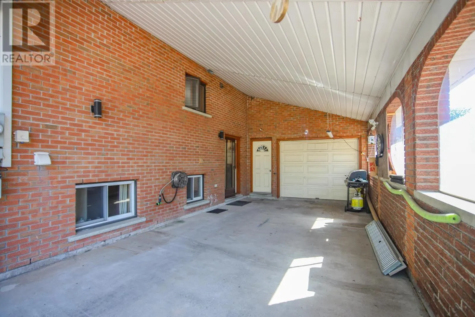 560 Lake ST