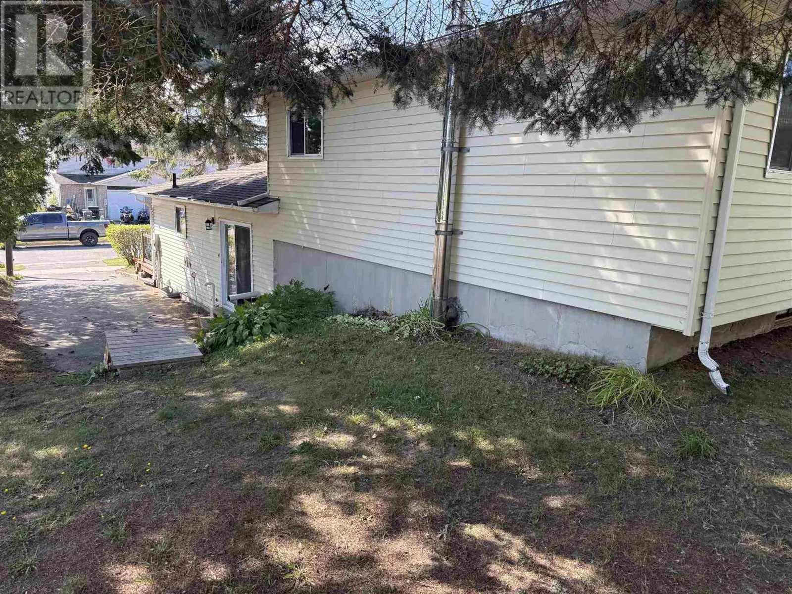 2 FARRELL CRES