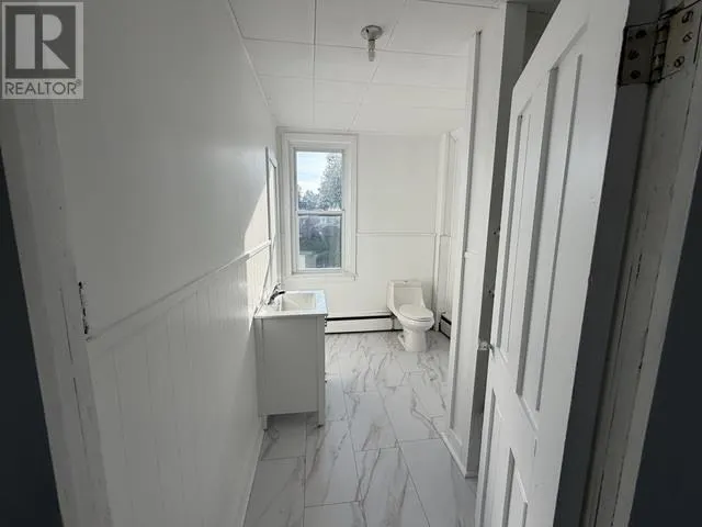 62 Queen ST