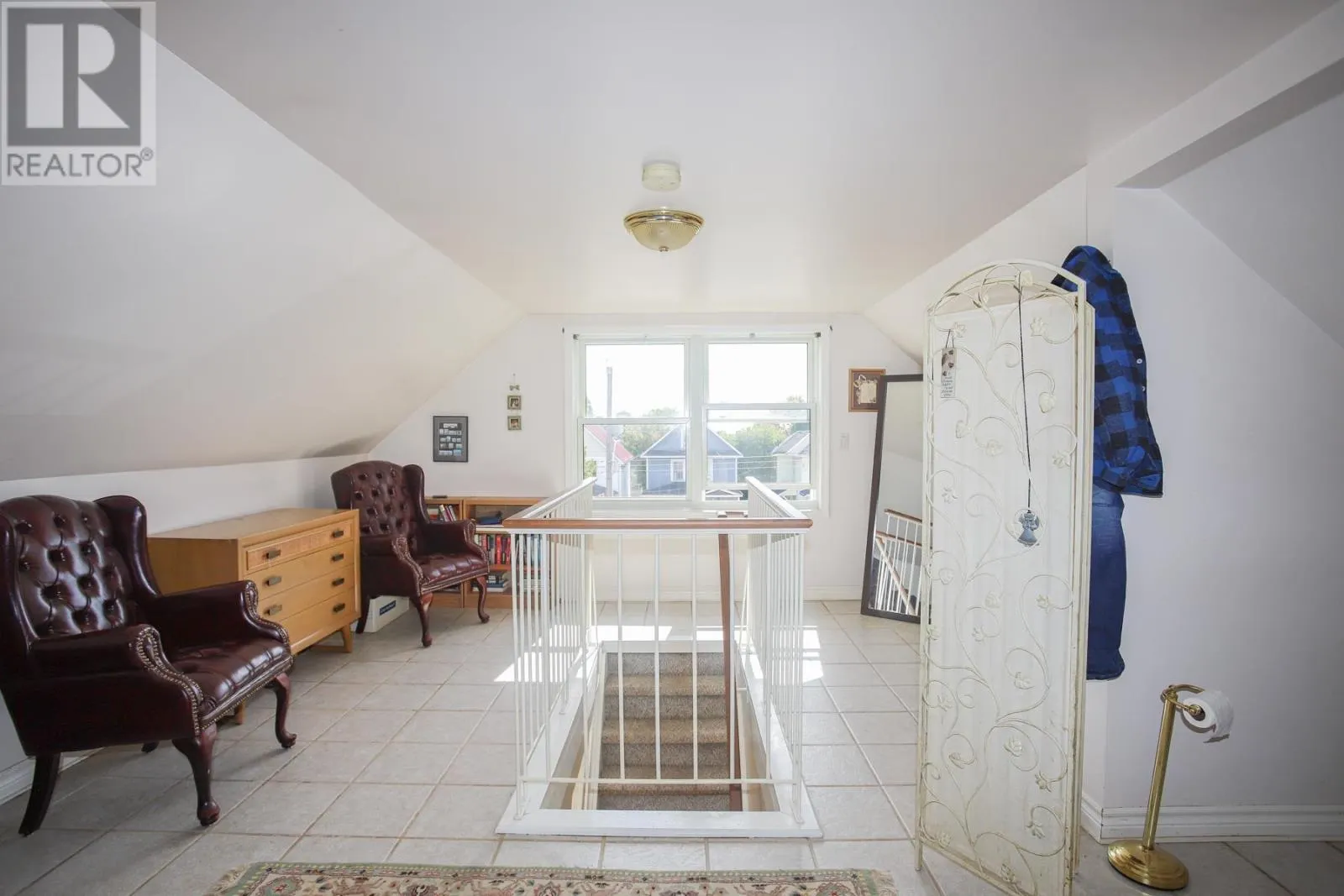 122 Alexandra ST