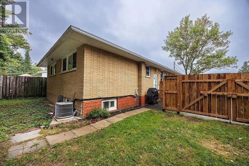 60 Hussey ST