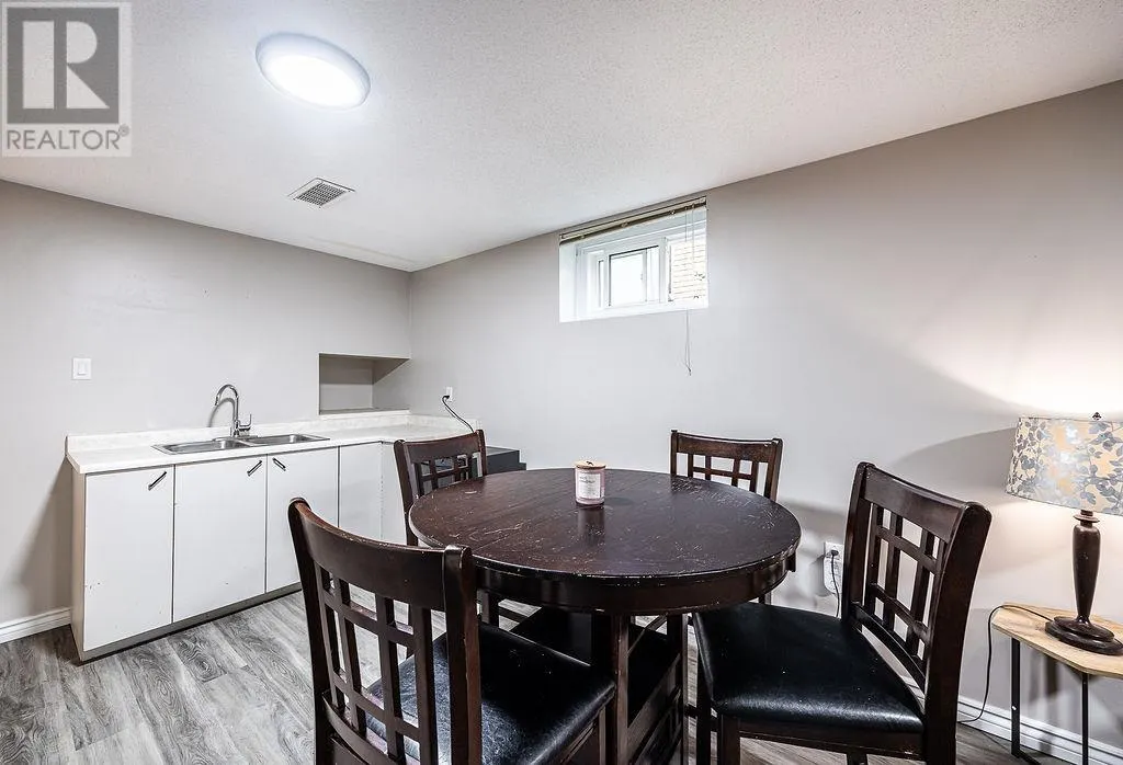 60 Hussey ST