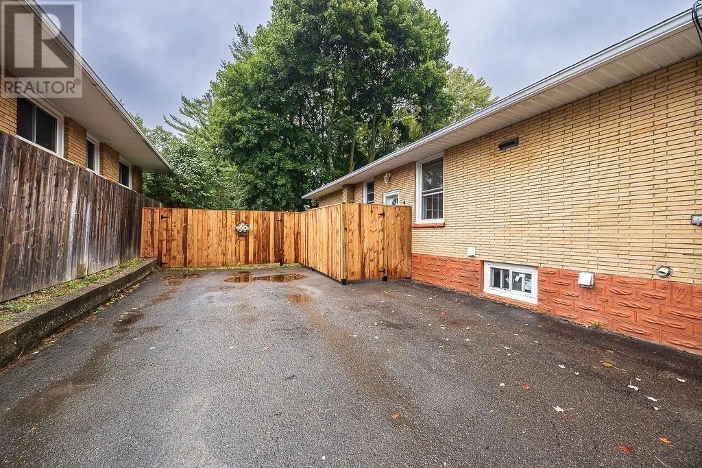 60 Hussey ST